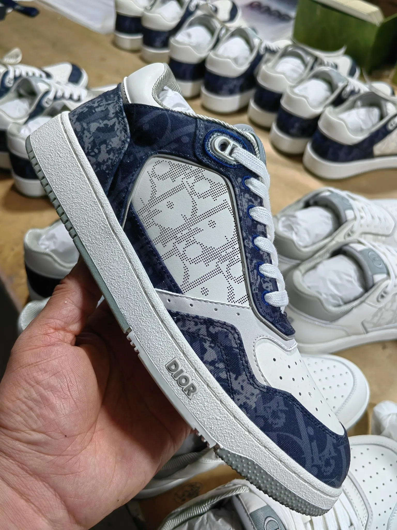 👟👟Ex-factory price 560👟👟 Men's size +10 Dior B27 series ✨2024 upgraded version purchasing agent grade ✨Super🔥sports shoes👫couple shoes. The high version 1:1 adopts oil edge lasting technology, the fabric is imported first-layer cowhide + high-tech fabric, and the inner cowhide + customized lining. TPU original engraved outsole. More than 30 colors of high-soled boots are available. Size: 35-42 for women and 38-46 for men. Bosses are welcome to compare...